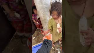 下雨躲進牧民帳篷避雨，阿佳給我方便麵吃，我也把我的零食給小朋友們！ #騎行 #西藏 #下雨