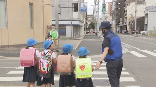 2学期スタートに合わせ下校する児童の見守り活動　企業や地域のボランティア約40人が参加　高松市