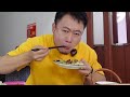 老五想吃遍中国 云南美食 酸菜牛肉火锅 这硬核美食给我整心动了 一口就被惊艳到的美食