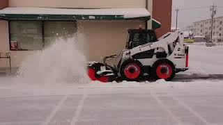 Bobcat S770＋アングルブルームによる除雪作業