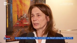 Le sparano pallini in classe: la prof. denuncia tutti - La Vita in diretta - 13/01/2023