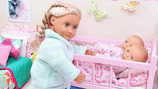 Bebek evinde anne ve ikiz bebek bebek aile rutini - PLAY BEBEKLER