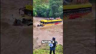 Este Autobús se Convierte en Barco para Cruzar un Río 🚌🌊 #shorts