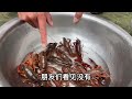 把汽水倒入小龙虾里，2分钟后，没想到很多脏东西