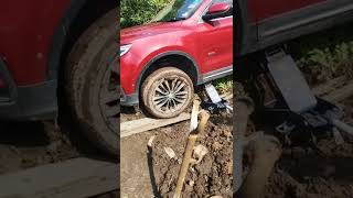 如果车陷在泥，怎么办？car stuck in the mud, what should we do