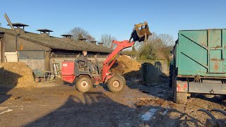 Empting stabels with JCB 406 and deutz 165MK3