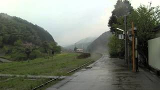 雨の平成筑豊鉄道油須原駅に到着