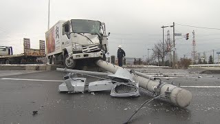 トラックが信号柱なぎ倒し‥札幌でスリップ事故相次ぐ　路面凍結か【HTB北海道ニュース】