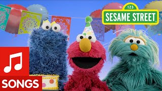 Sesame Street: Happy Birthday Song in Spanish & English | Feliz Cumpleaños