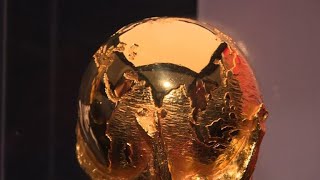 Foot: le trophée de la Coupe du monde à Paris