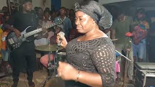 THIS WOMAN IS VERY VERSATILE AND ORIGINAL IN TEAMS OF LIVE BAND PERFORMANCE