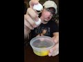 how to crack an egg with one hand