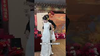 结婚当天，新娘美得像白雪公主。她穿着一袭洁白的婚纱，精致的刺绣和柔美的裙摆仿佛为她量身定制，让她看起来格外纯净优雅#生活百態 #幸福 #暖心 #婚礼现场 #婚礼