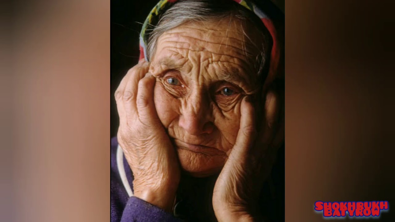Обидели пенсионеров. Старушка молится. Бабушка молится перед иконой. Бабушка молится картинки. Женщина пожилая обижена.