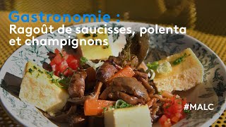 Gastronomie : ragoût de saucisses, polenta et champignon