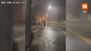 柴沒在怕！主人拉著柴犬 暴風雨中\