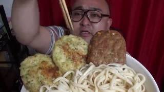 半月玉子の冷やしうどん天ぷらマルシンハンバーグ　家