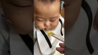 初めてのバナナ🍌離乳食　赤ちゃん　6ヶ月ベビー👶　顔が汚れたwww #赤ちゃん