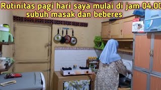 KEGIATAN IBU RUMAH TANGGA DI PAGI HARI, RUTINITAS DI DAPUR HIJAU SEDERHANA,MASAK MENU SARAPAN