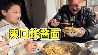 天热了，胖龙做一盆炸酱面，爷俩狼吞虎咽，吃得太香了【胖龙的小生活】