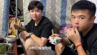 阿胜小颜他们来家里吃火锅，老挝小姨子她们第一次杀鸡。老挝，老挝媳妇，老挝美女，老挝农村生活，老挝艳遇【老挝记录仪】