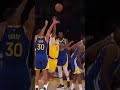 Stephen Curry mete su primer triple de la temporada