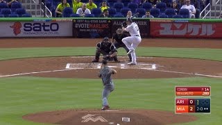 ARI@MIA: Realmuto's foul ball cracks fish tank