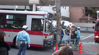 東急バスが電柱に激突！