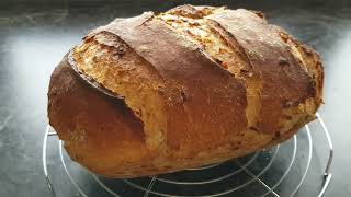 Schwäbisches Bauernbrot mit Röstzwiebeln im Römertopf gebacken