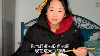 独自在家隔离病情加重 男友心疼下厨做小鸡安慰 临走前举动真暖心