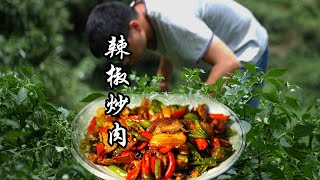 湖南人的心頭愛：辣椒炒肉，絕對的下飯神器~ Hunan's favorite: stir-fried pork with chili peppers, an absolute godsend~