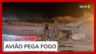 Vídeo mostra passageiros evacuando avião antes dele ser tomado por fogo na Coreia do Sul