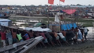 বঙ্গোপসাগরে জেলেদের মাছ ধরা নৌকা কিভাবে আটকে গেলো