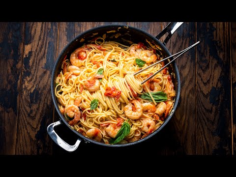 Linguine pasta with shrimp and tomatoes