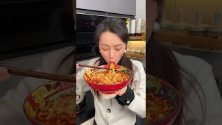 不想开火做饭的，煮上一份热乎乎的山西刀削面，劲道爽滑的面，配上浓浓的卤肉高汤，真是太满足了#真材实料好味道 #今麦郎山西刀削面#灵魂宵夜