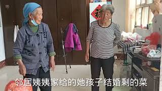 两亲家见面就特别亲，极力挽留婆婆还是要走，临走是差点打起来