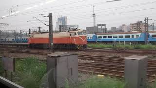 1128次開往基隆的EMU892+EMU891二代微笑號區間車，和261次經由北迴線開往樹林的DR2800型九輛編組柴聯自強號