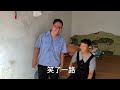 小光和发小出去玩，妈妈知道小光请客吃饸饹面，妈妈说小光不懂事