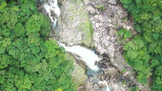 ドローン空中散歩　熊野の滝（１）鼻白滝（和歌山県新宮市熊野川町能城山本）／豪快な二段の滝