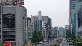 　東京駅上空通過するブルーインパルス