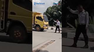 TAK MAU DIHENTIKAN Petugas Dishub Truk Nekat Tancap Gas Lalui Jembatan di Samarinda