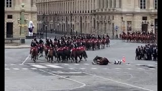 法国国庆恢复香街游行传统，骑兵扑街但瑕不掩瑜，疫情之下的国庆阅兵亮点几何？