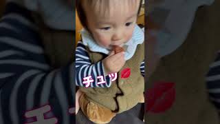 2️⃣0️⃣1️⃣愛する梅干しにキスする1歳児