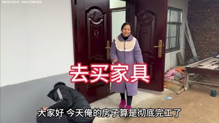 阿杜的新房终于完工了，李佳却想换新家具，阿杜也是十分不情愿