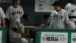 秋広優人、デーブ大久保コーチにグータッチならぬバットタッチをされて腕を痛がる 2023.8.3