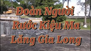 Đoàn người rước kiệu ma ở Lăng Gia Long