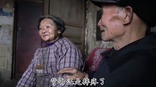 81岁波爷爷进山砍柴，老伴儿田坎摔倒，这样的举动让我相信了爱情