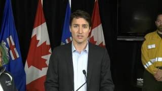 Le premier ministre Trudeau prononce une allocution au centre provincial des opérations en Alberta