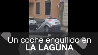 Un coche es engullido por un socavón en La Laguna
