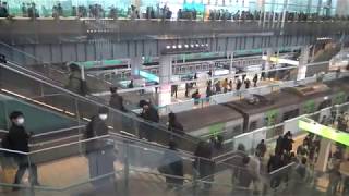 ついに開業した高輪ゲートウェイ駅の大混雑した吹き抜けのホームとコンコースの断面風景